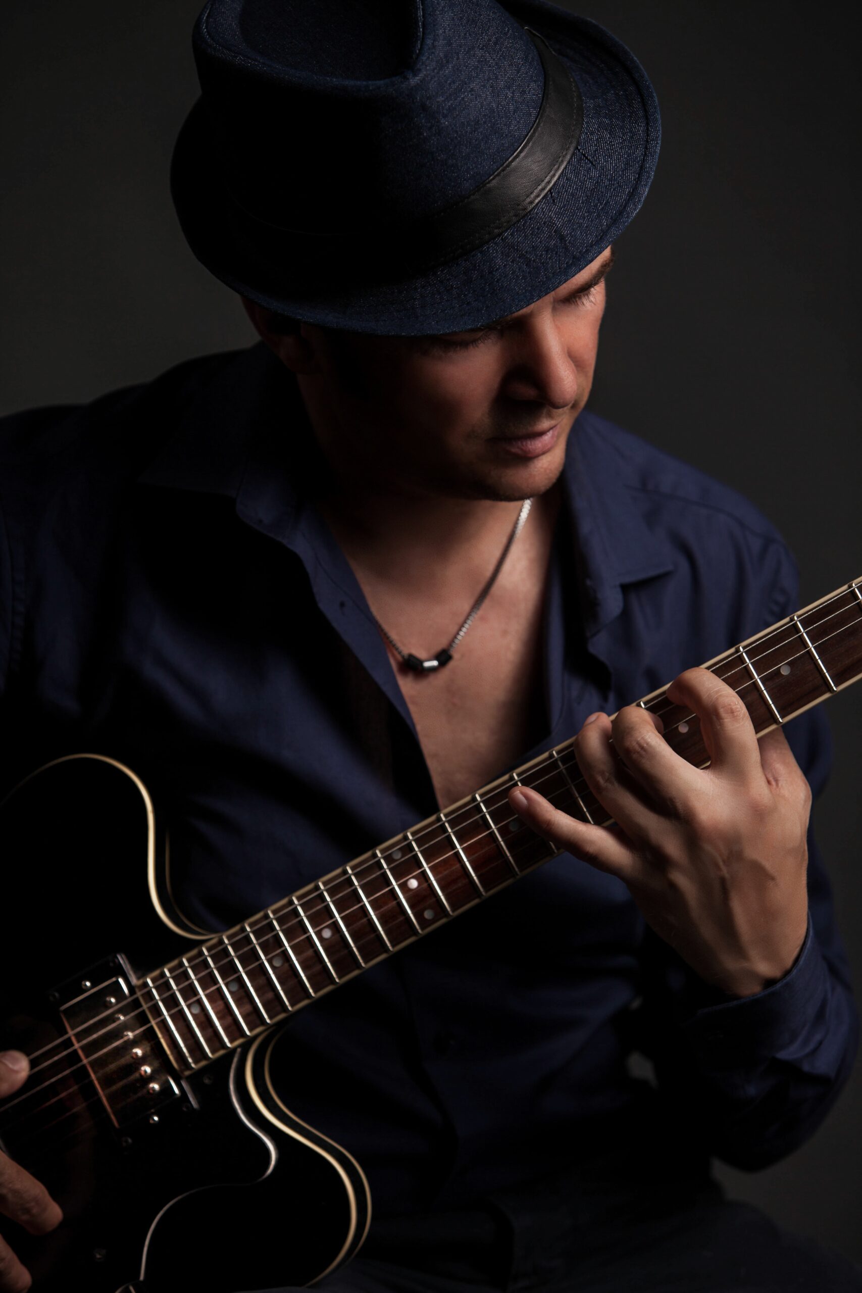 Angelo Palazzotto mit Gitarre